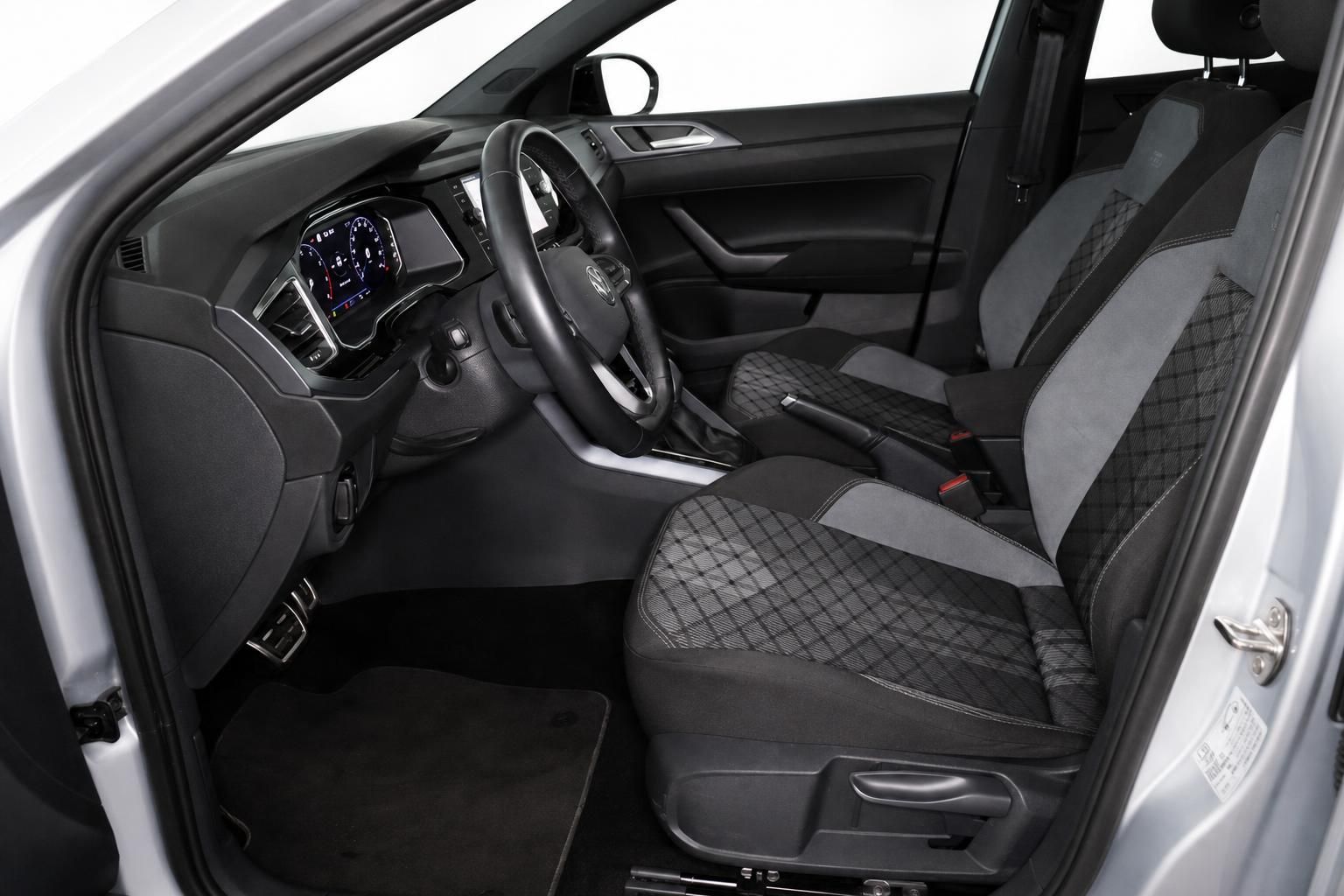 VW Innenraum mit Sportsitzen und digitalem Cockpit