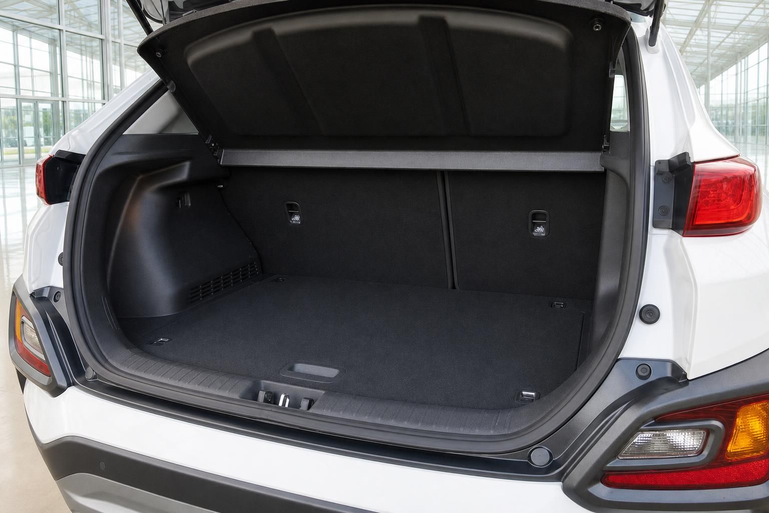 Hyundai Kona Hybrid weiss geöffneter Kofferraum mit viel Ladevolumen