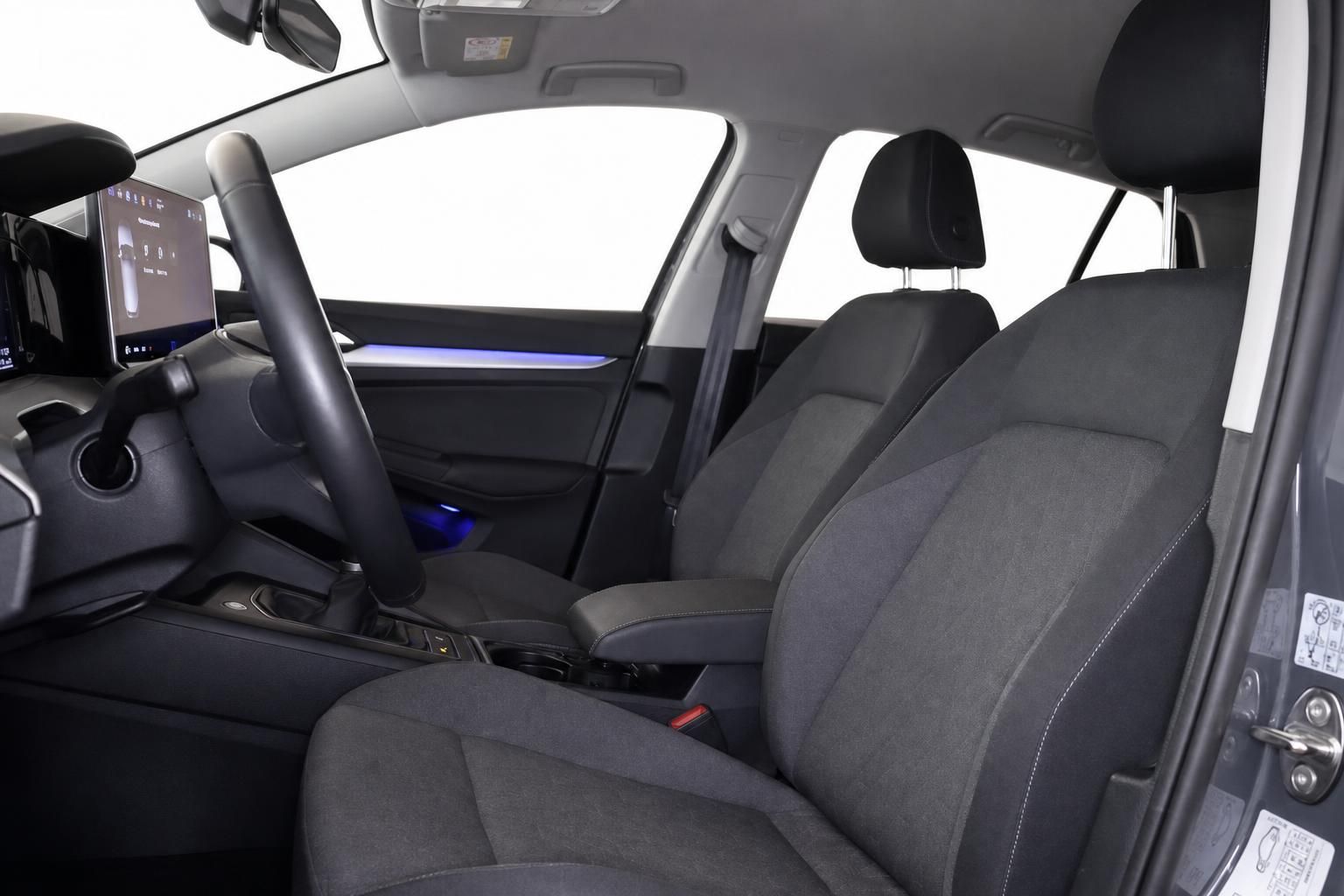 VW Innenraum Vordersitze mit Ambientebeleuchtung und Panoramadach
