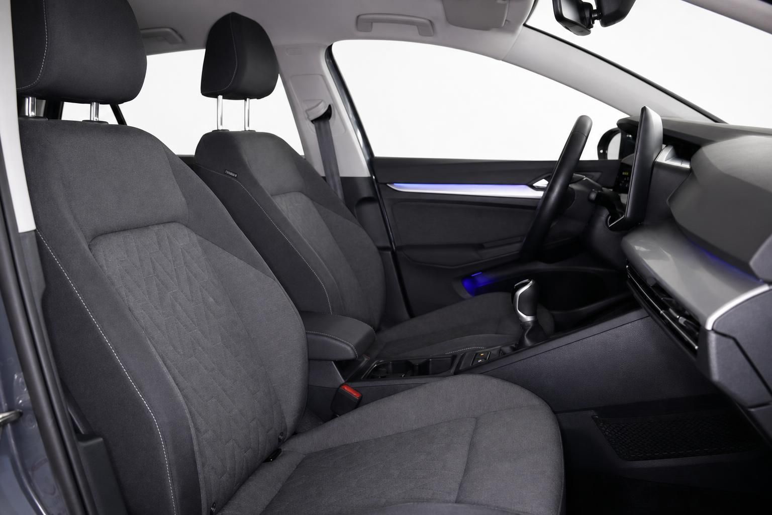 VW Innenraum Sitzbank und Cockpit mit Ambientelicht in Blau