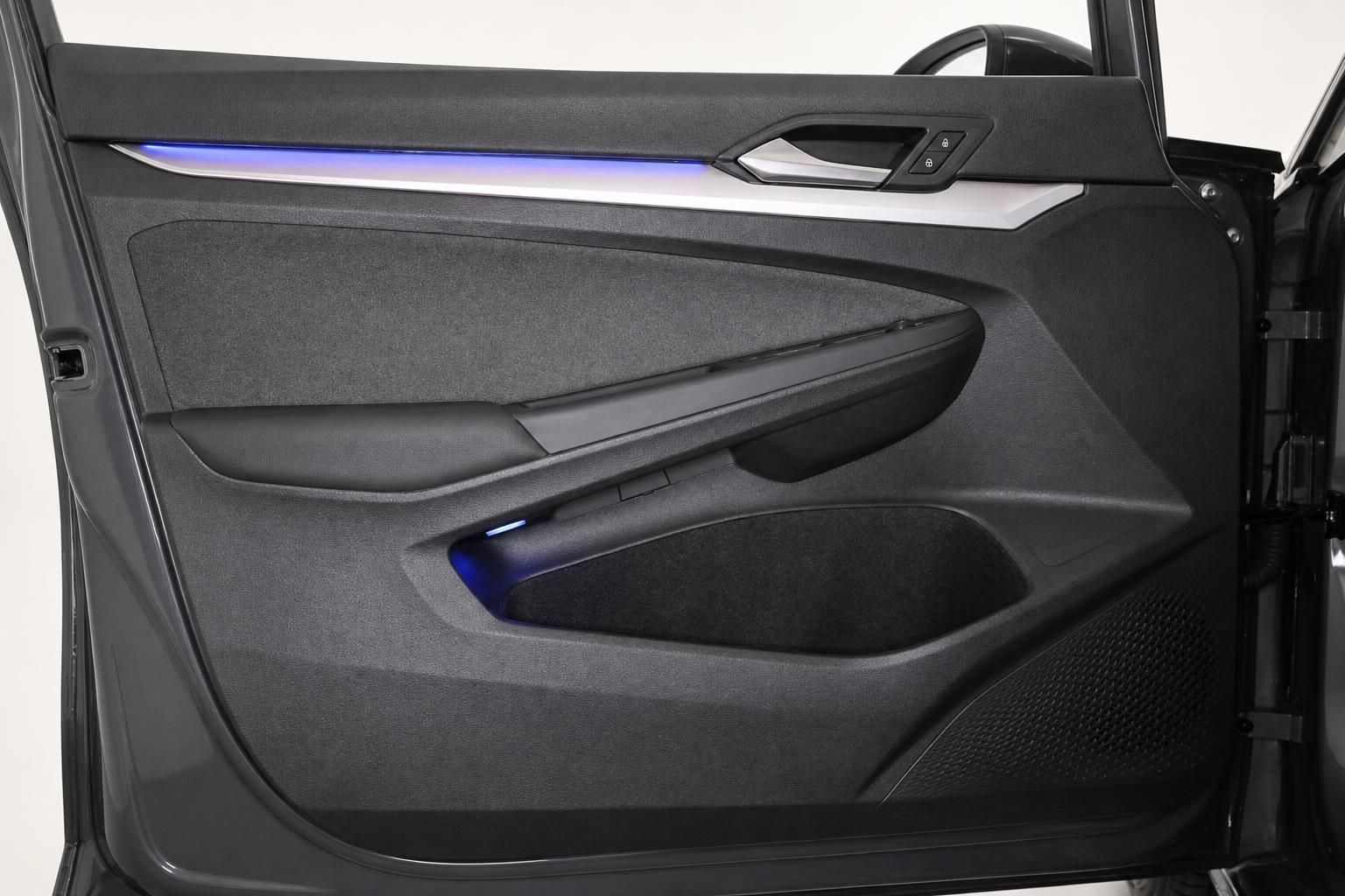 Tuerverkleidung mit Ambientebeleuchtung im Fahrzeuginterieur