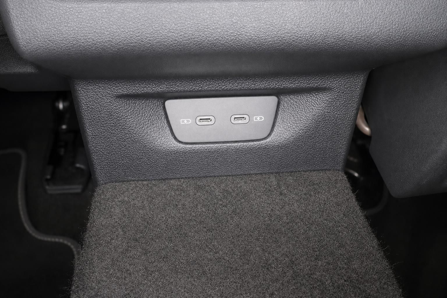USB-C Ladeanschluesse im Fond des Fahrzeugs
