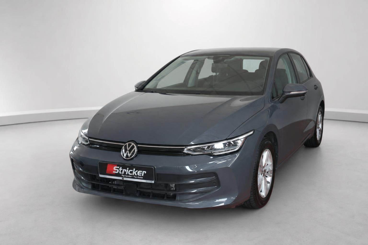 VW Golf grau Halbseitenansicht vorne im Studio