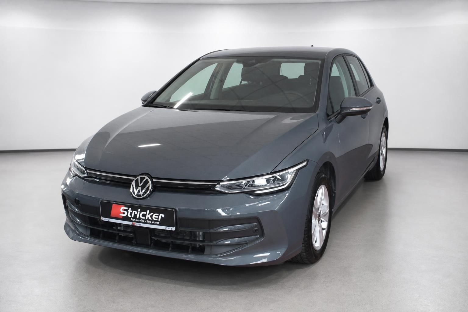 VW Golf grau metallic Frontansicht Studio