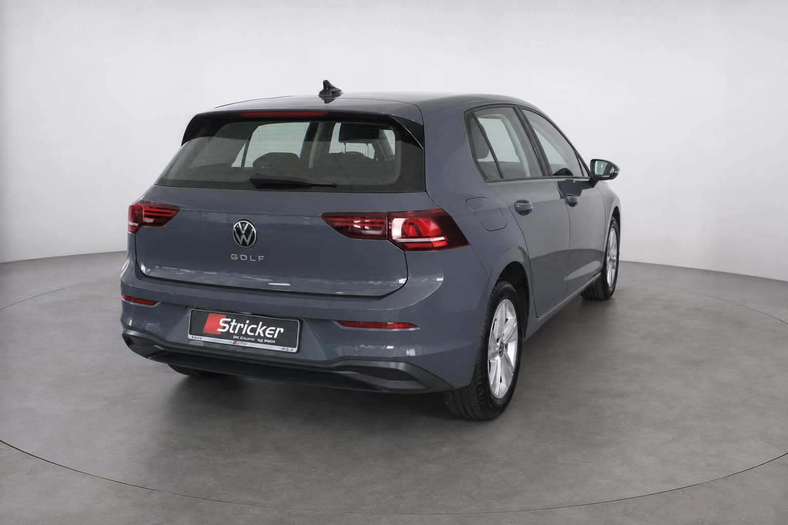 VW Golf grau Heckansicht seitlich im Studio