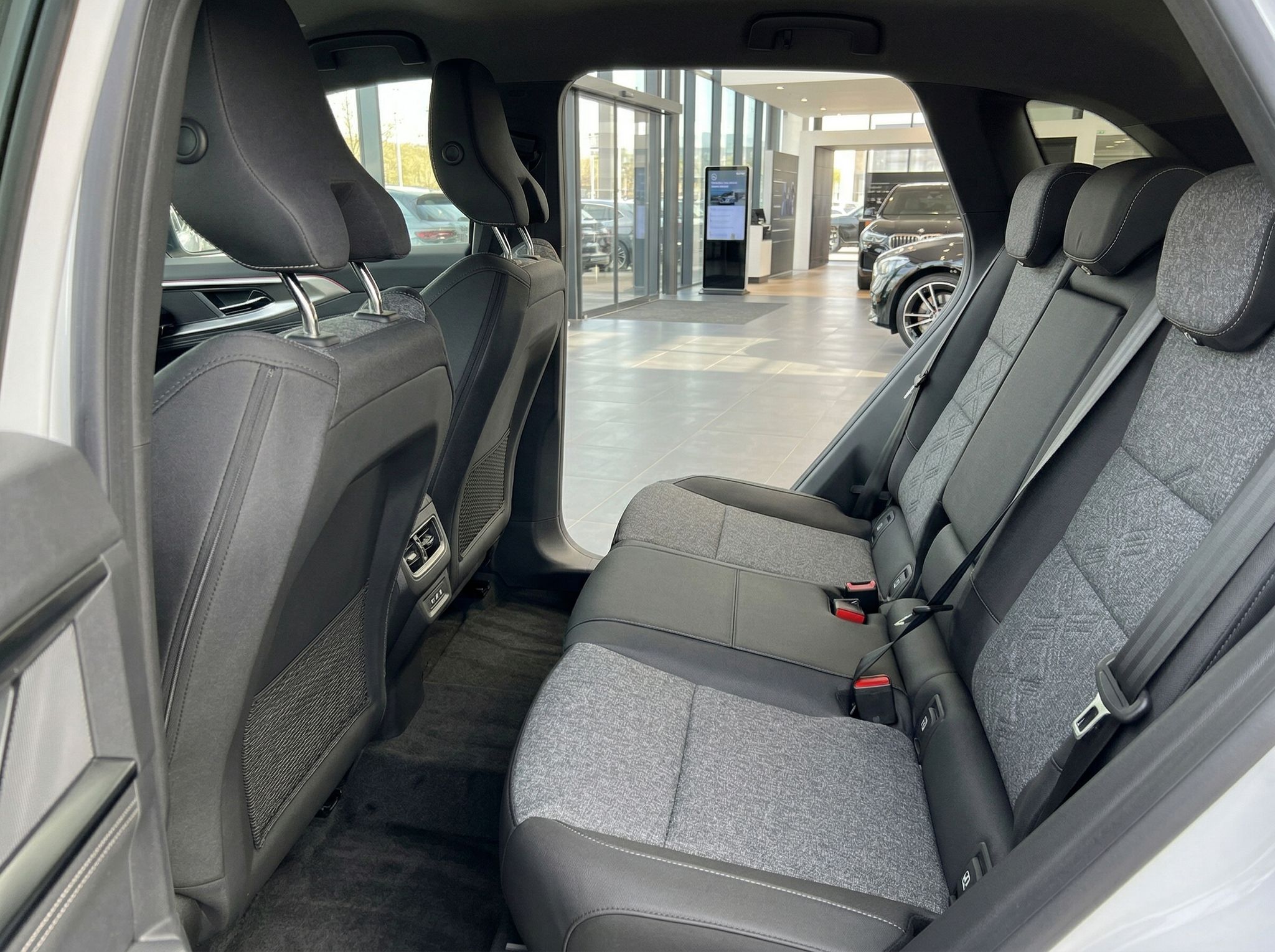 Rücksitzbank mit grauen Stoffsitzen im Fahrzeuginnenraum