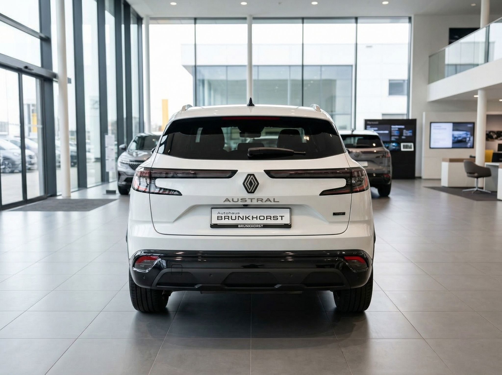Renault Austral weißer SUV Heckansicht im Autohaus - LED-Rückleuchten und moderne Designlinie