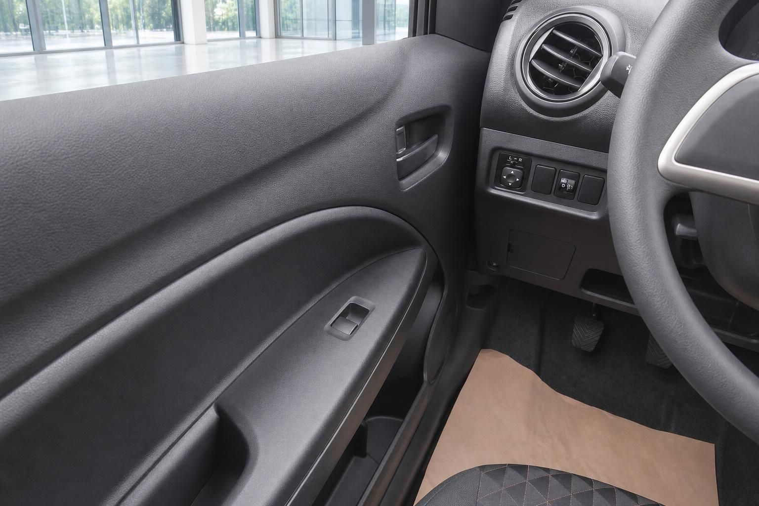 Mitsubishi Space Star Innenraum – Fahrertür mit Spiegelverstellung und Lenkrad in Detailansicht