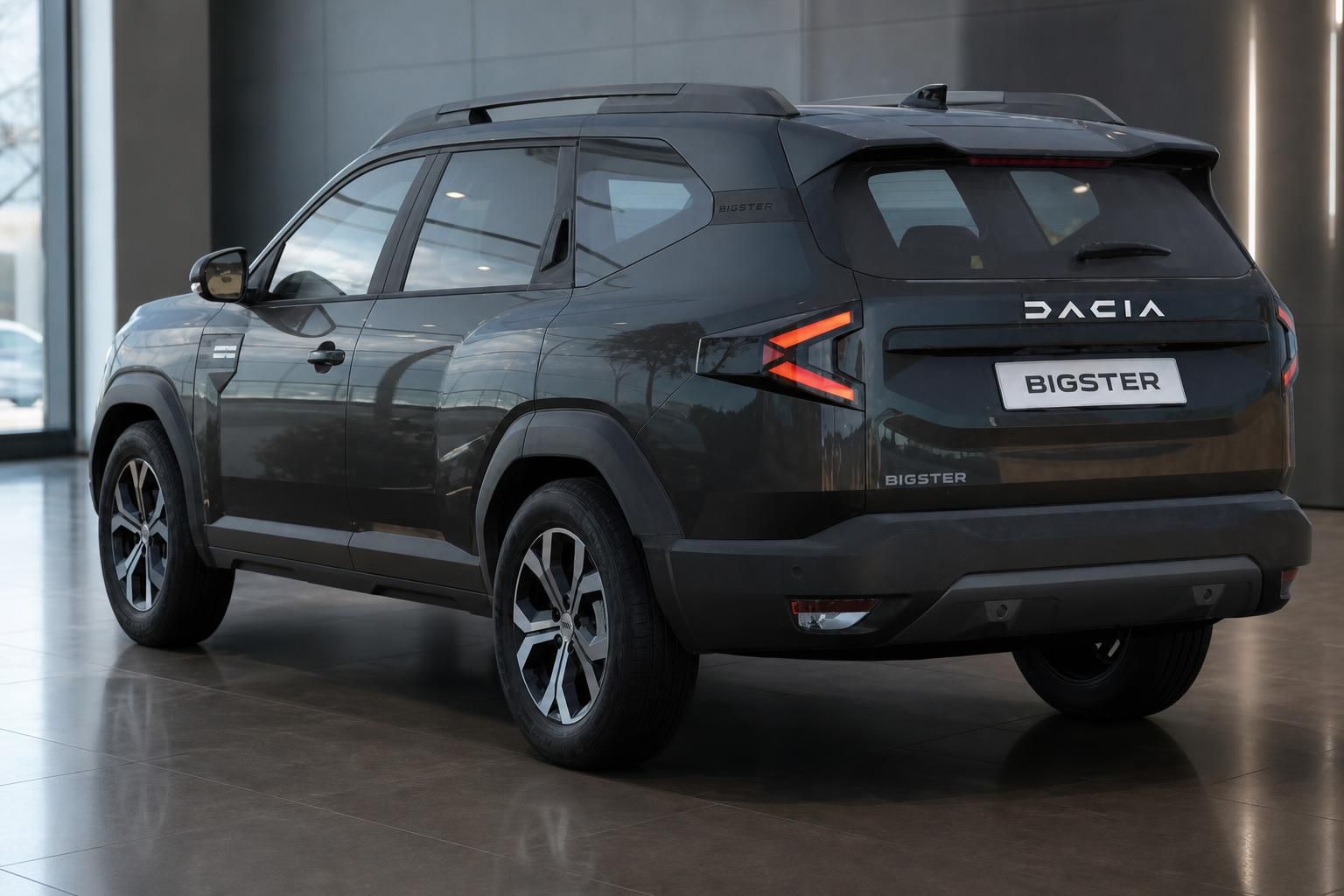Dacia Bigster SUV schwarz, Heck-Seitenansicht im Showroom