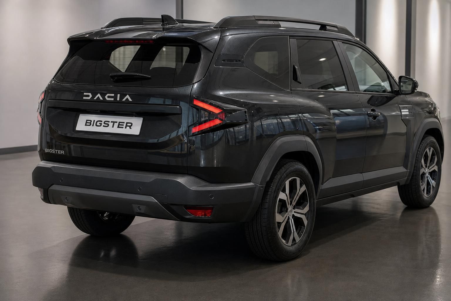 Dacia Bigster SUV schwarz, Heckansicht im Autohaus