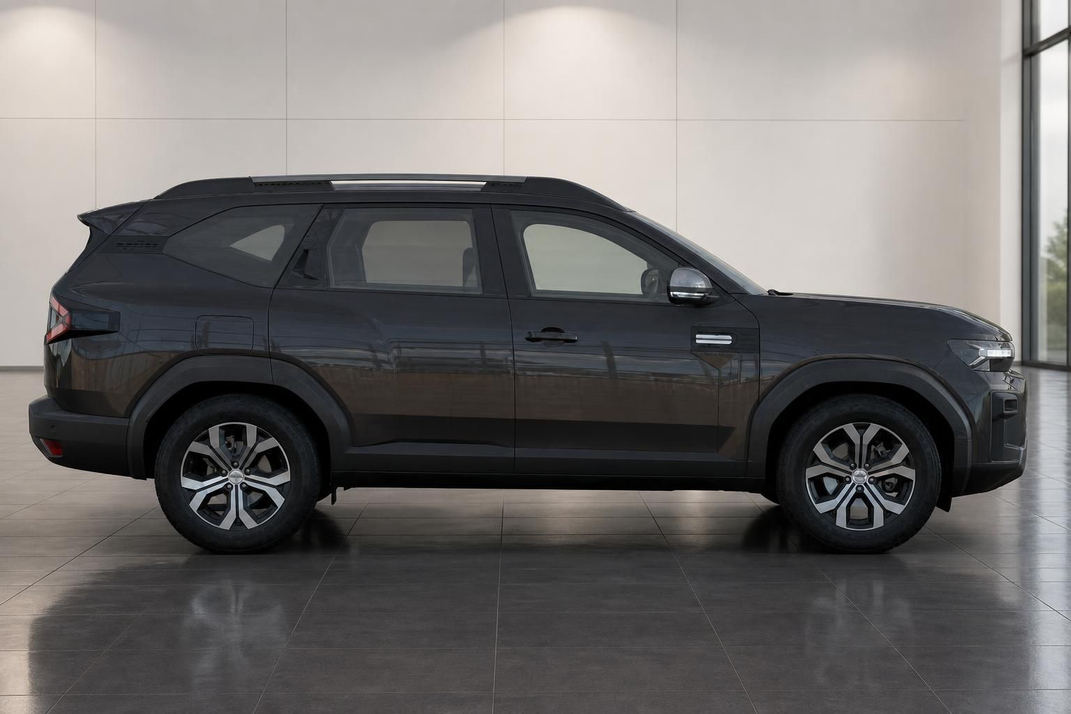Dacia Bigster SUV in Schwarz Seitenansicht im Autohaus