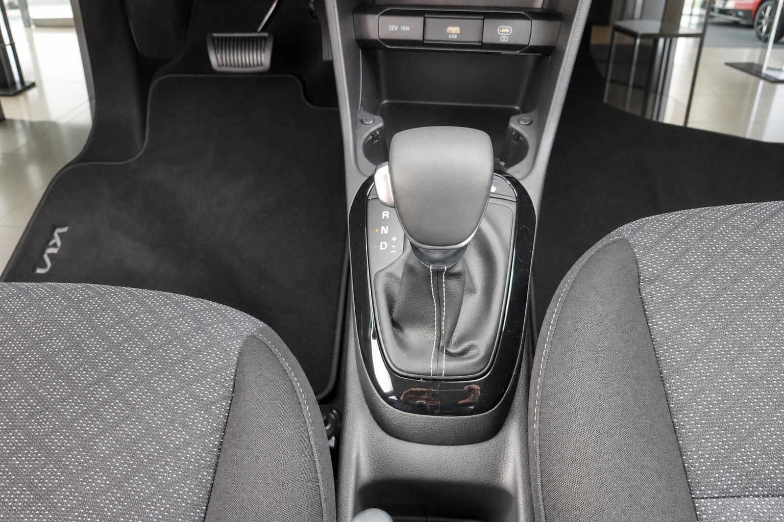 Kia Innenraum: Automatikschalthebel und Mittelkonsole mit USB-Anschluss