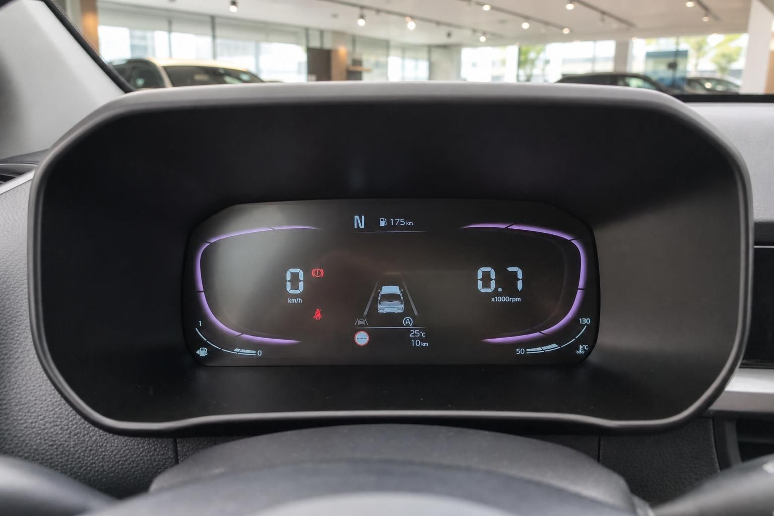 Digitales Kombiinstrument eines Kia mit Drehzahl- und Tempoanzeige