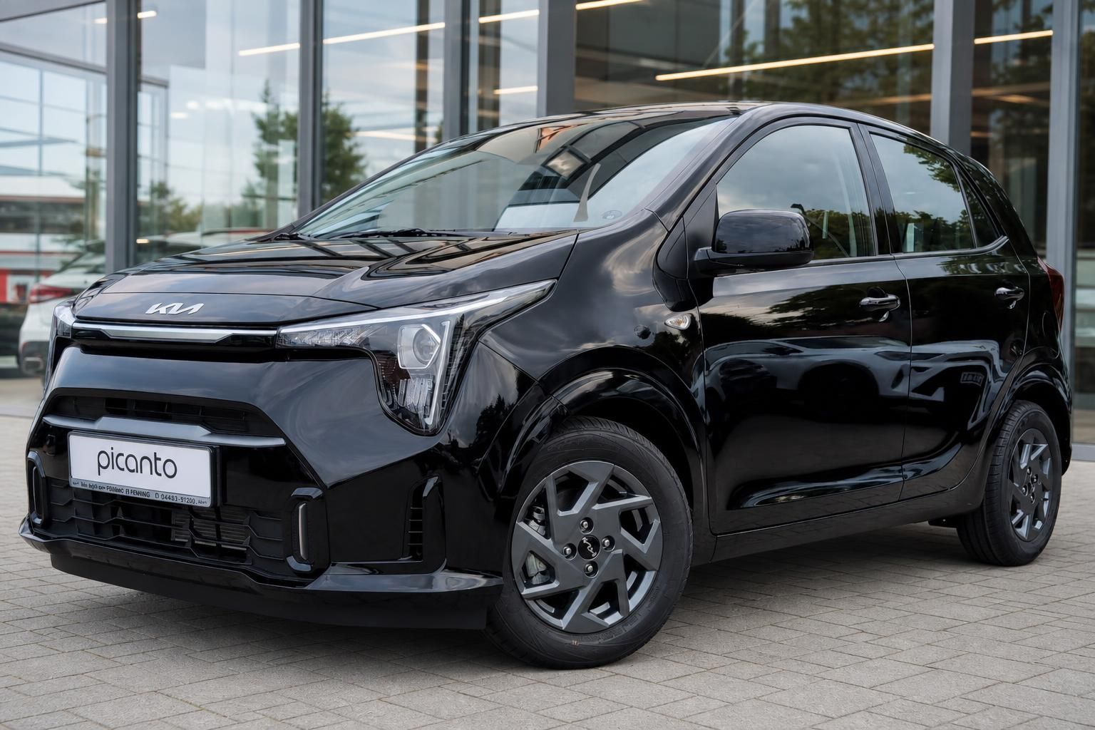 Kia Picanto schwarz Frontansicht seitlich vor Autohaus
