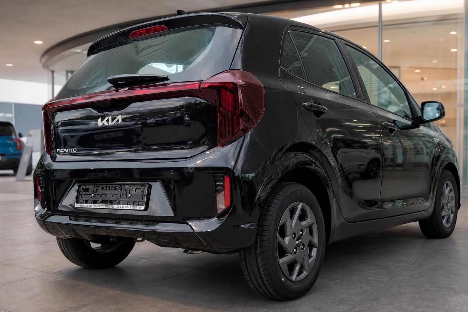 Kia Picanto schwarz Heckansicht seitlich im Autohaus