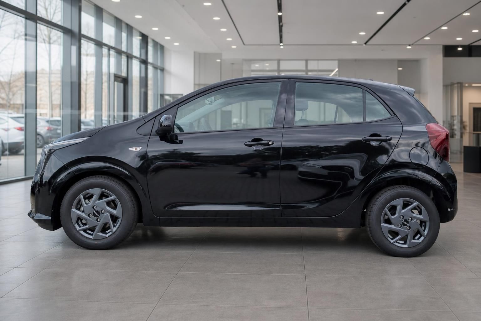 Kia Picanto schwarz Seitenansicht im Autohaus Showroom