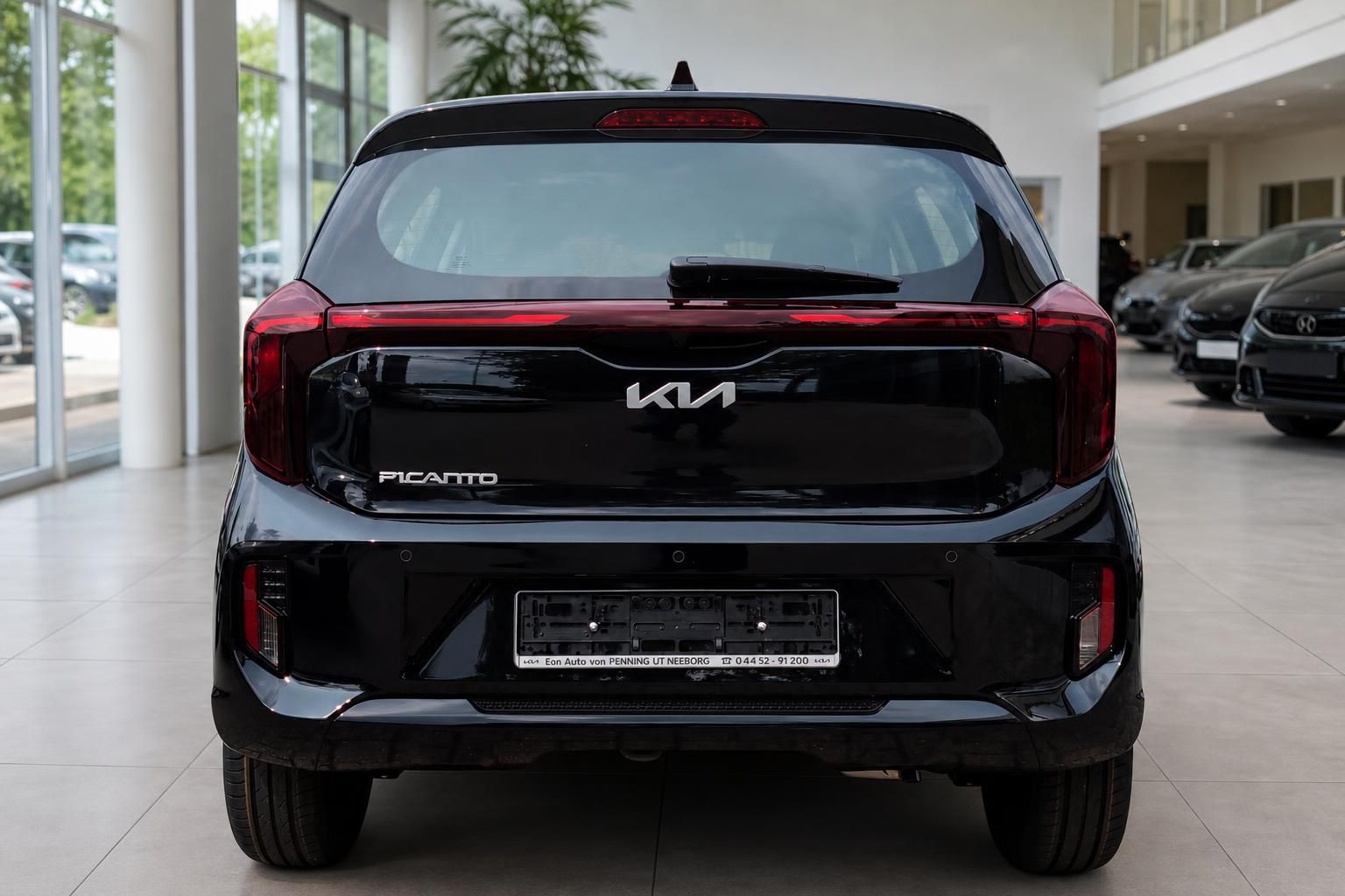 Kia Picanto schwarz Heckansicht im Autohaus Showroom