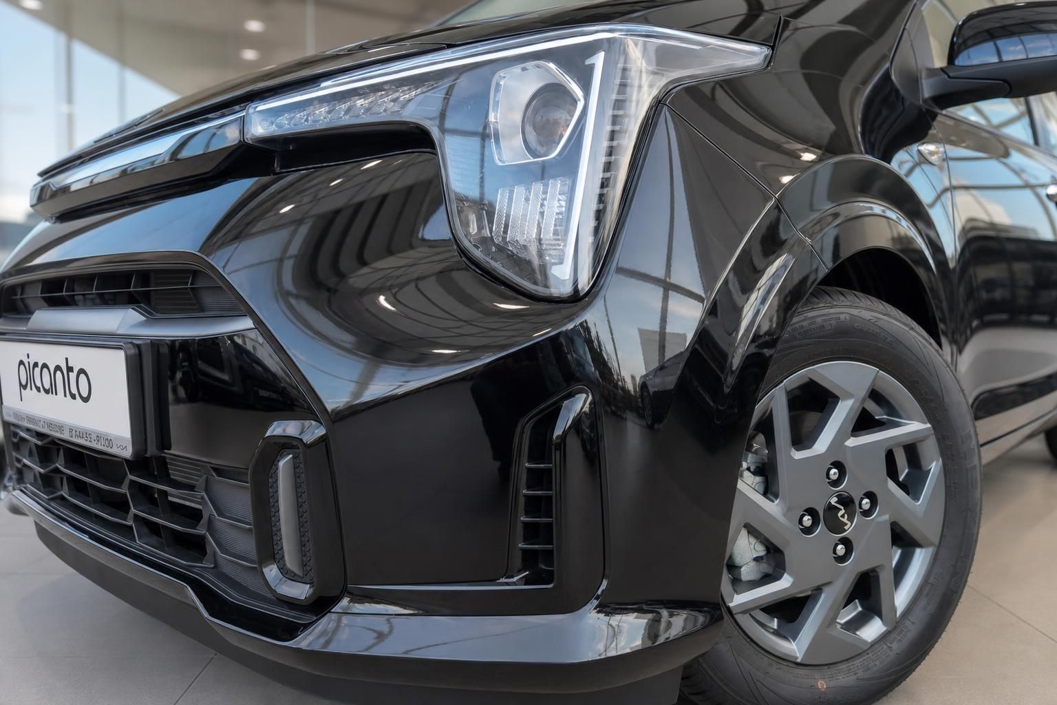 Kia Picanto schwarz Frontdetail mit LED-Scheinwerfer und Felge