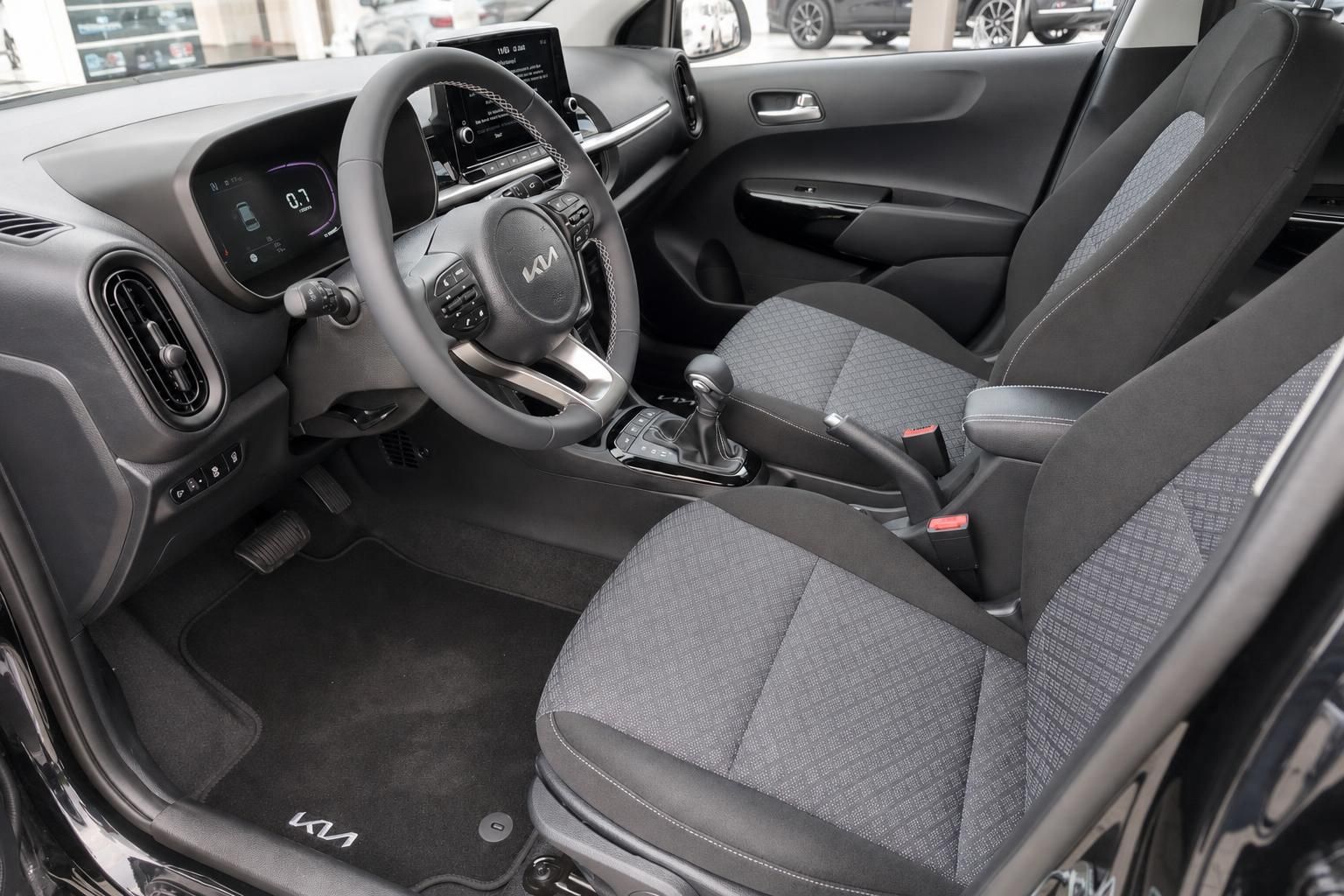 Kia Picanto Innenraum Vordersitze und Cockpit in Schwarz