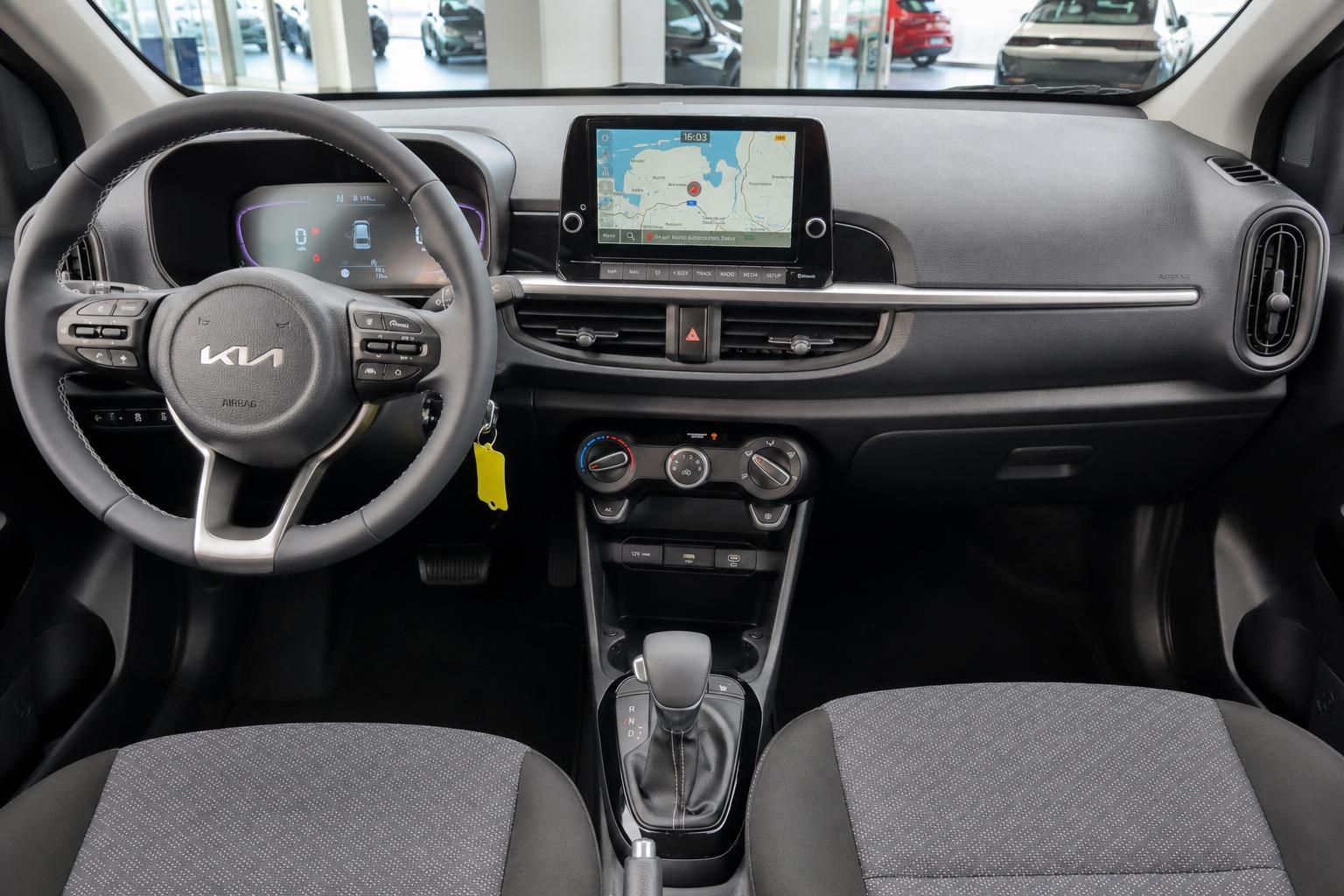 Kia Picanto Cockpit mit Navigationssystem und Lenkrad