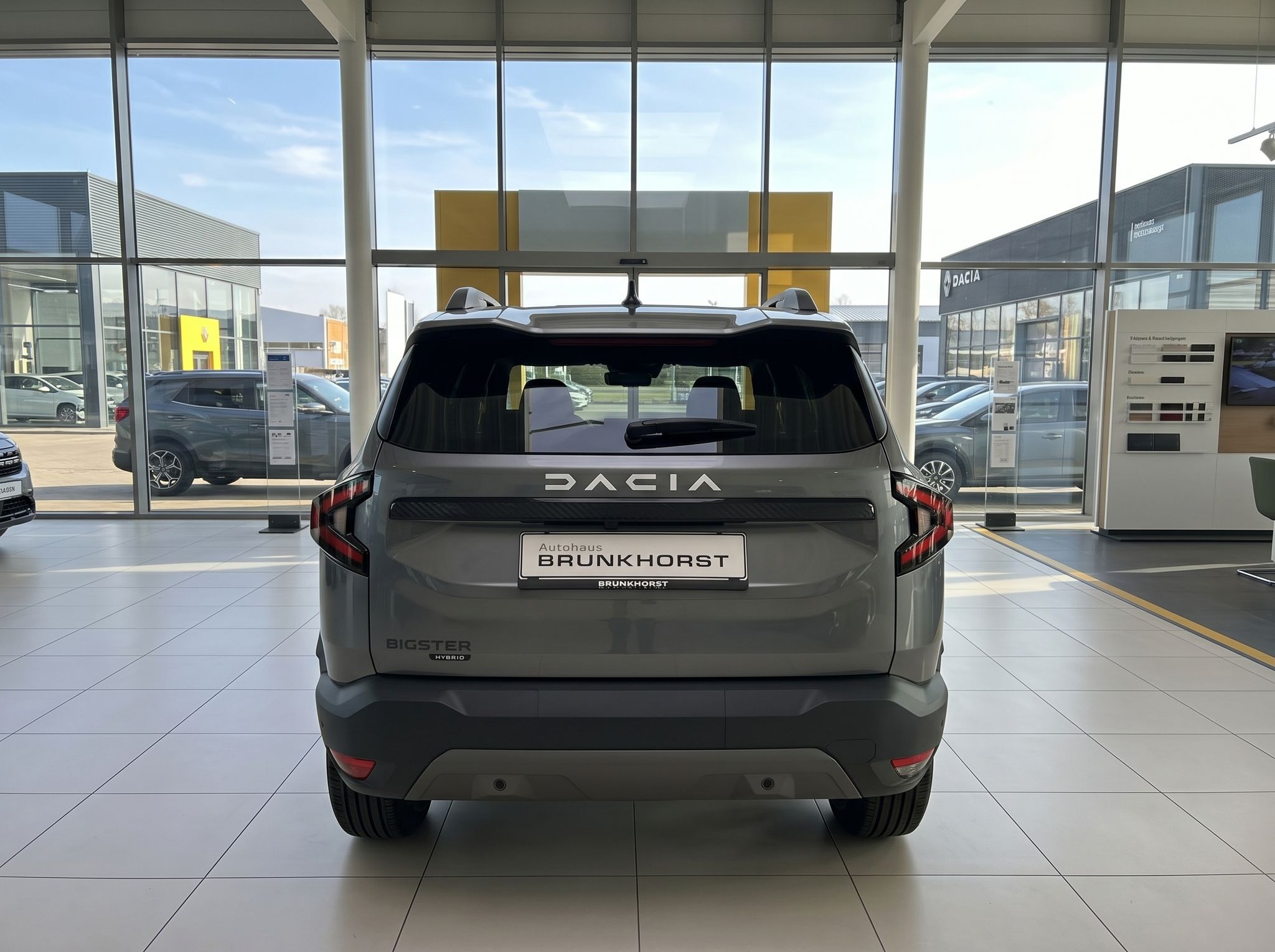 Dacia Bigster SUV Heckansicht grau - moderne LED-Rückleuchten und robustes SUV-Design im Showroom