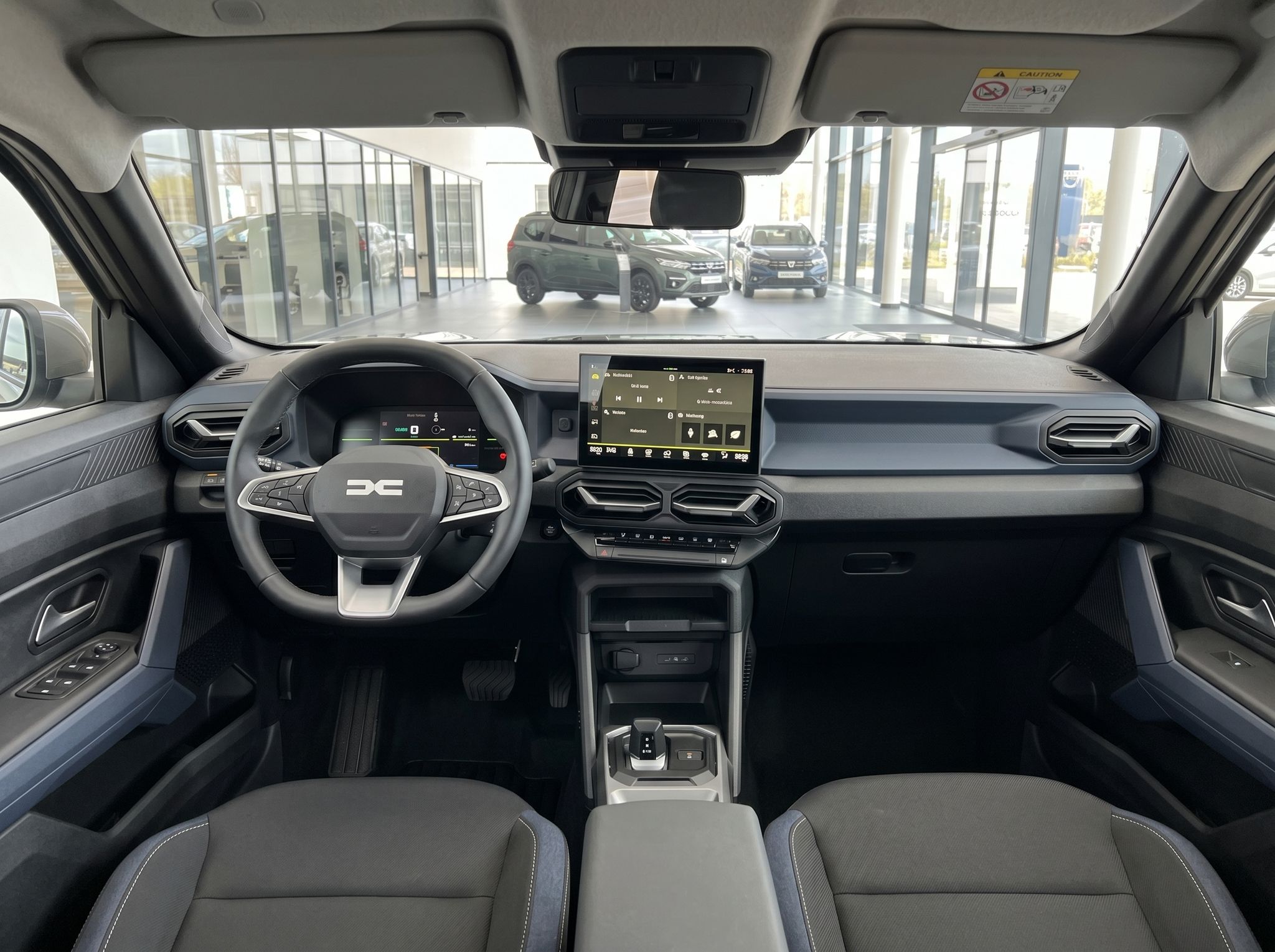 Fahrzeug Innenraum mit modernem Dashboard, Touchscreen und Lenkrad im Autohaus
