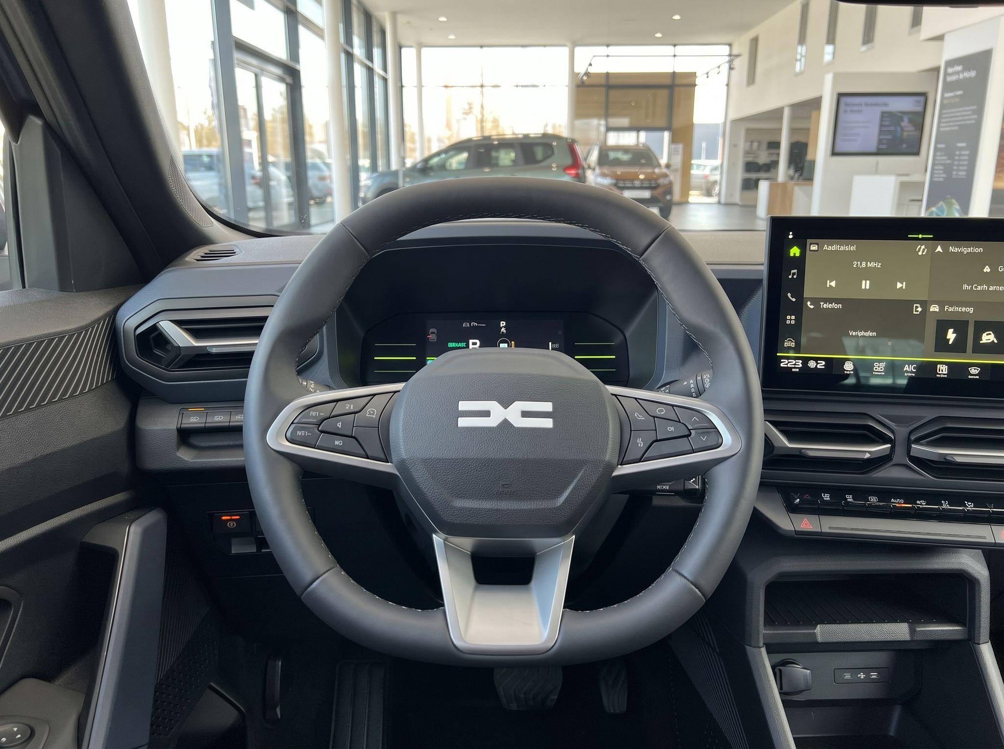 Detailansicht Cockpit mit Lenkrad, digitalem Display und Infotainment-System