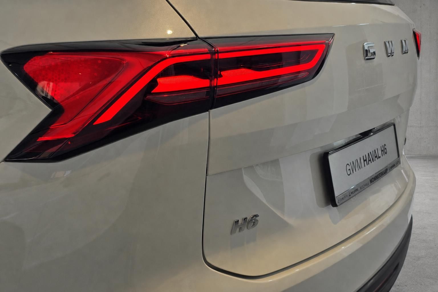 Ruecklicht Detail GWM Haval H6 mit Kennzeichenhalter Nahaufnahme