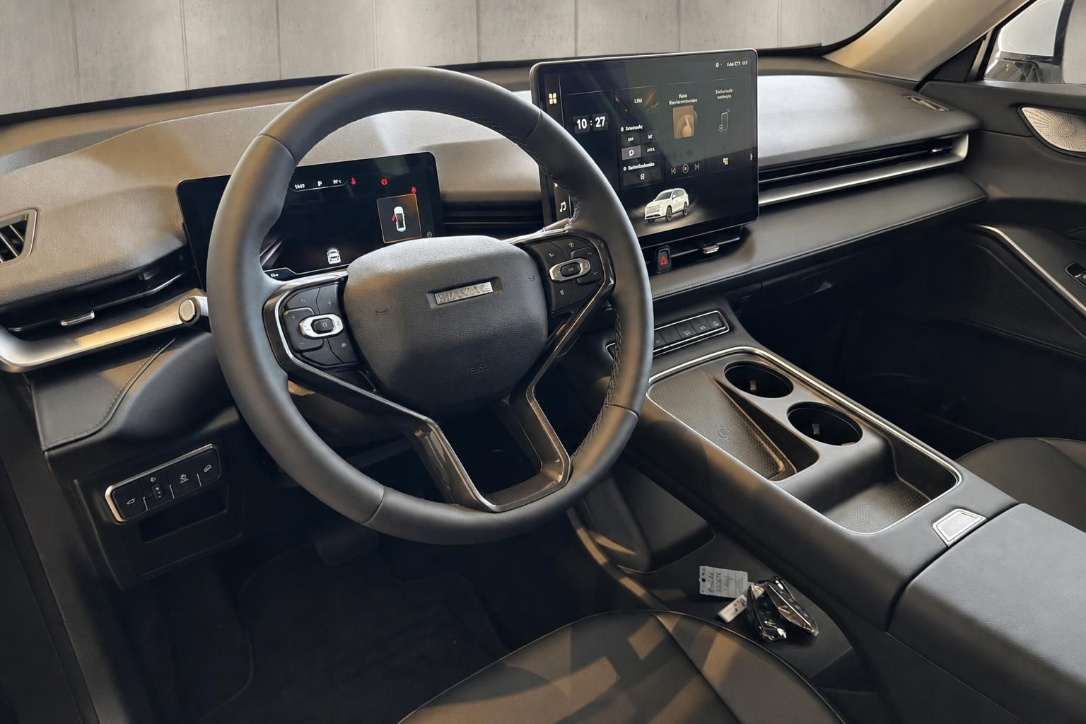 Cockpit mit Lenkrad und Digitaldisplay im Fahrzeuginnenraum