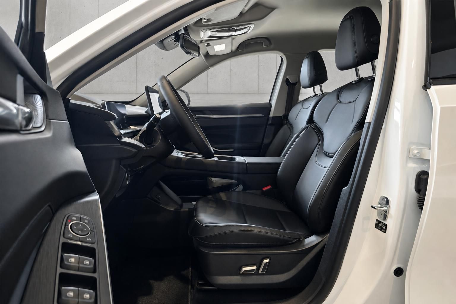 Blick auf Vordersitze und Cockpit durch geoeffnete Fahrertuer