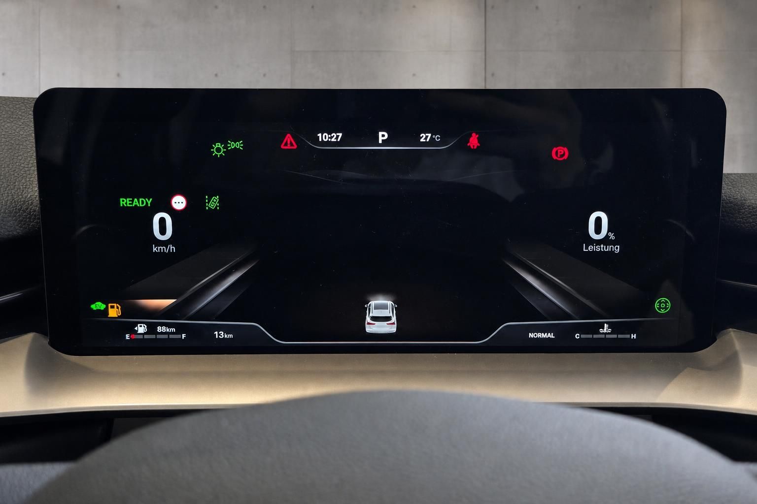 Digitales Kombiinstrument mit Tachoanzeige und Fahrzeugsymbol