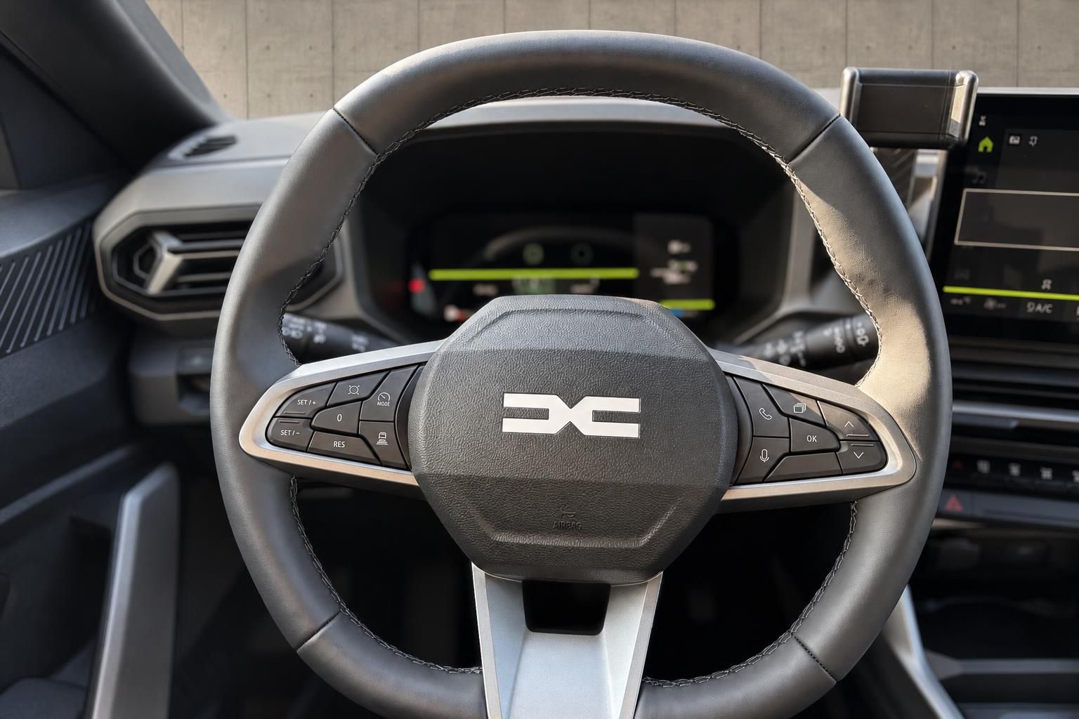 Dacia Bigster Lenkrad mit Multifunktionstasten im Innenraum
