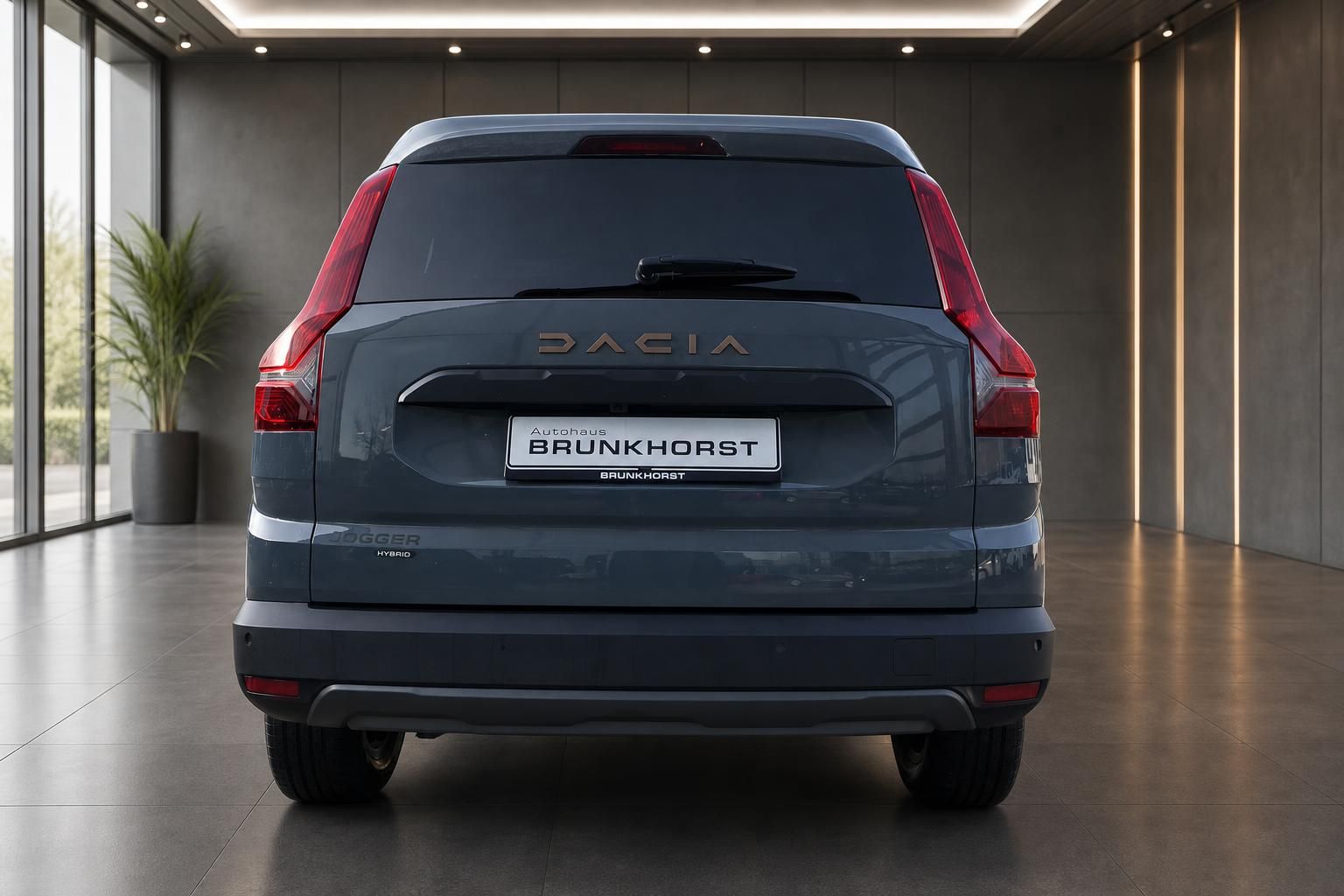 Dacia SUV Heckansicht in grauer Lackierung im Autohaus-Showroom