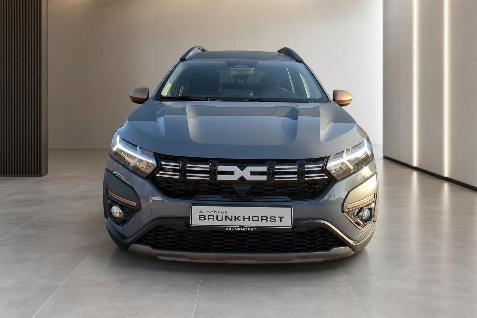 Dacia SUV Frontansicht in grauer Metallic-Lackierung mit LED-Scheinwerfern