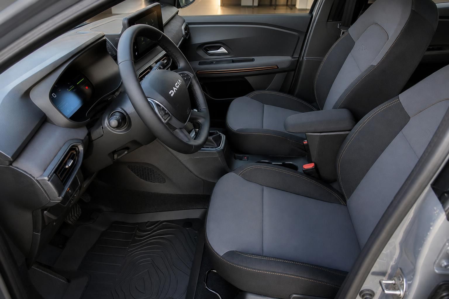 Dacia Fahrersitz und Cockpit mit zweifarbiger Polsterung und digitalem Armaturenbrett