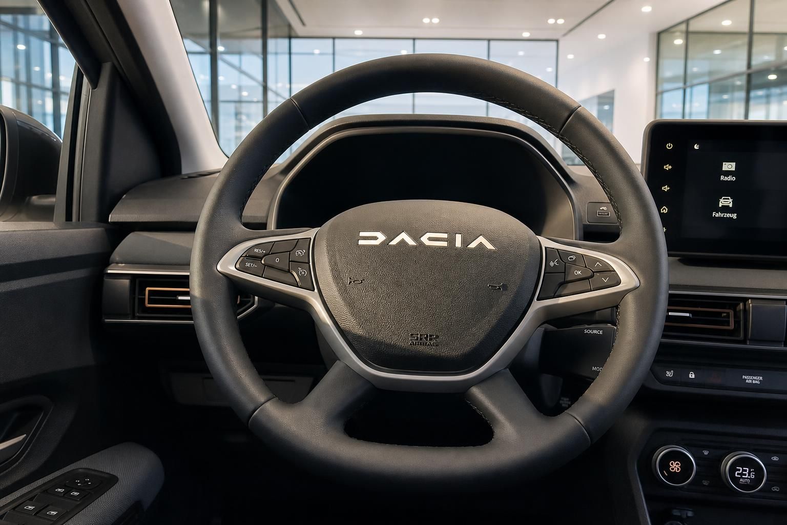 Dacia Lenkrad mit Multifunktionstasten und digitalem Display - Fahrzeug Cockpit Ansicht