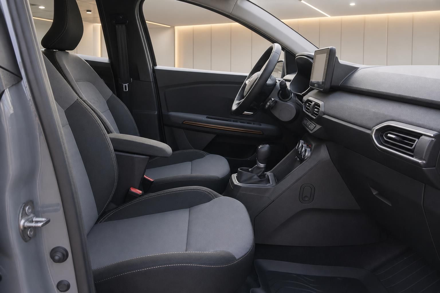 Fahrzeug Innenraum mit schwarzem Leder, Schaltgetriebe und modernem Dashboard - Ausstattungsdetails
