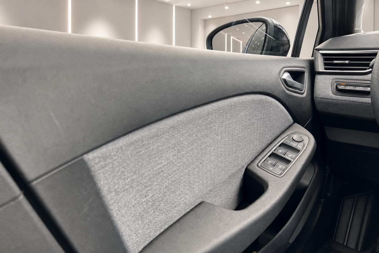Fahrzeugtür Innenverkleidung mit Fensterheber-Bedienung und grauem Textilbezug