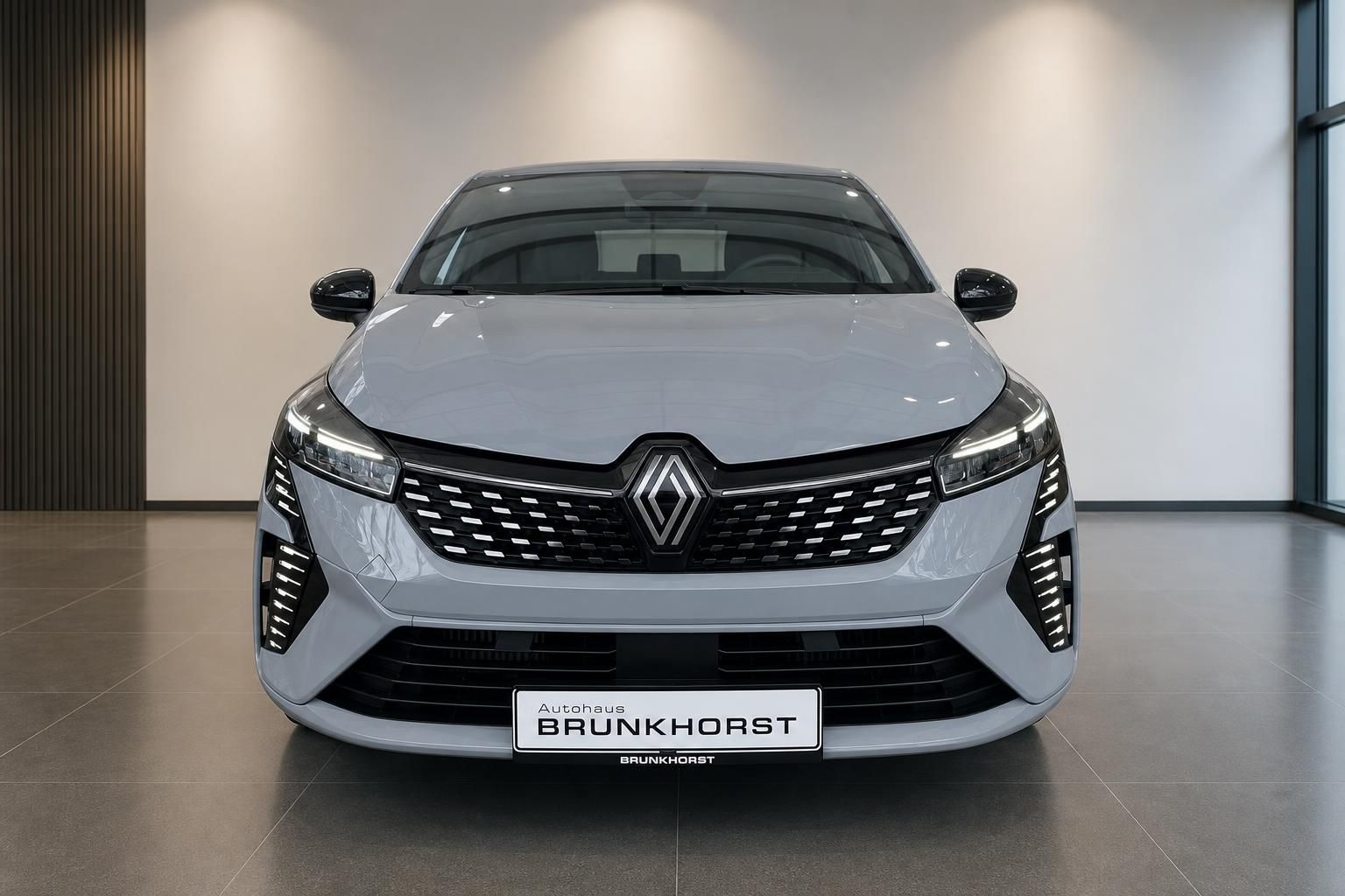 Renault Clio silber Frontansicht im Autohaus Brunkhorst Showroom