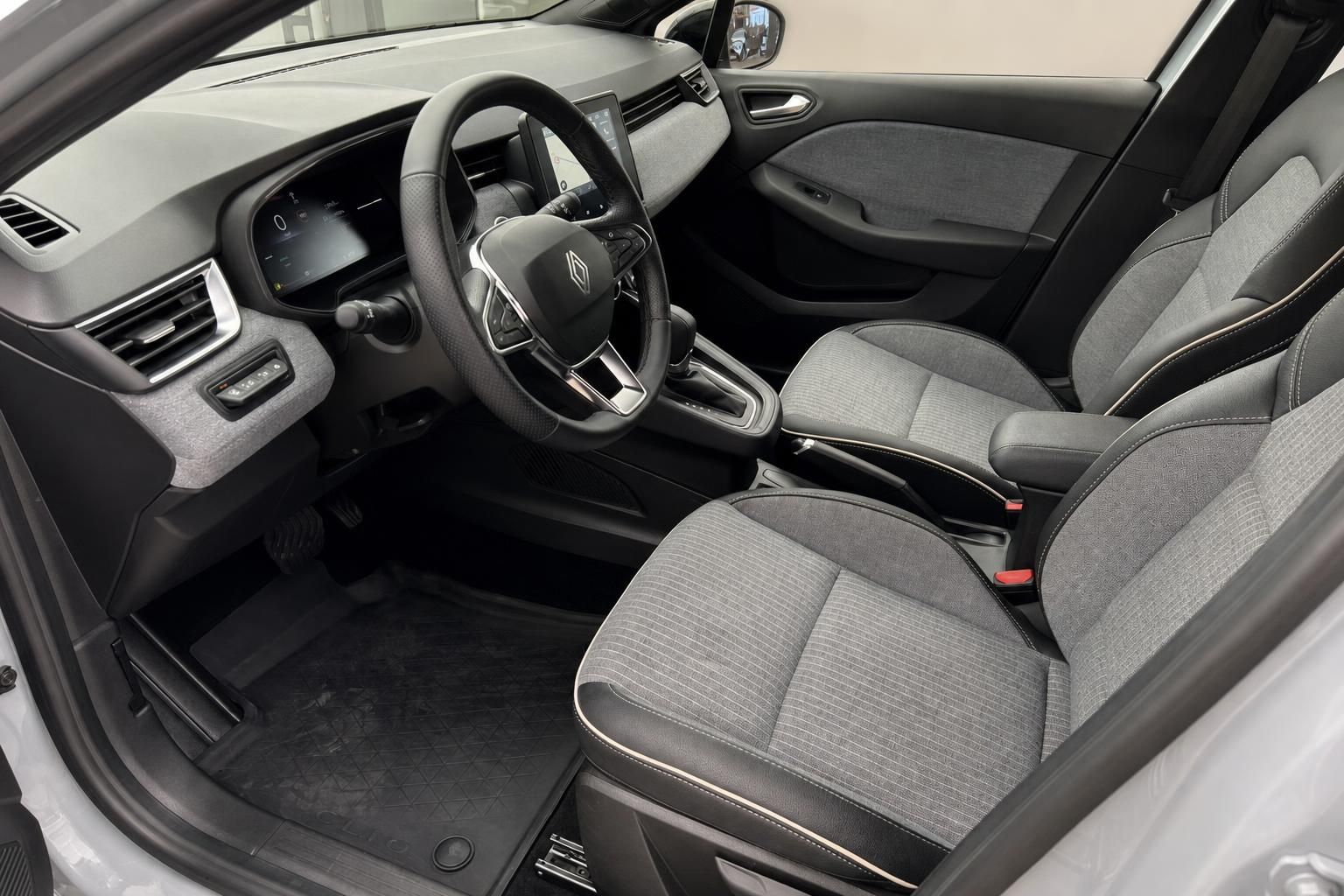 Renault Clio Innenraum mit grau-schwarzer Ausstattung und Automatikgetriebe