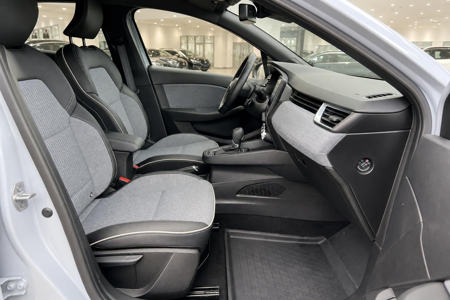 Fahrzeug Innenraum mit grauen Sitzen und Armaturenbrett - Beifahrerseite Detail