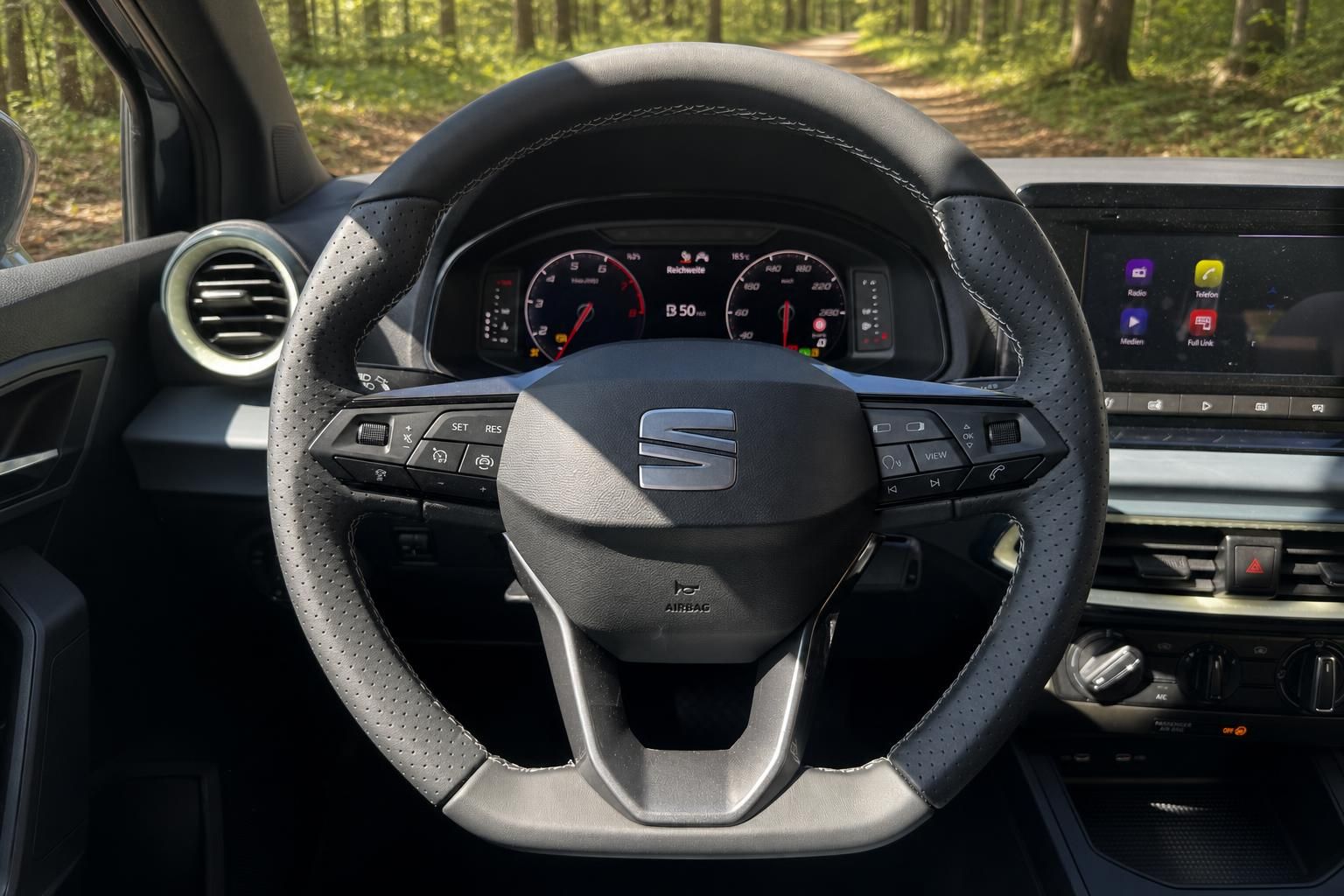 Auto Lenkrad mit SEAT Logo, Instrumententafel und Bedienelemente im Fahrzeug-Cockpit