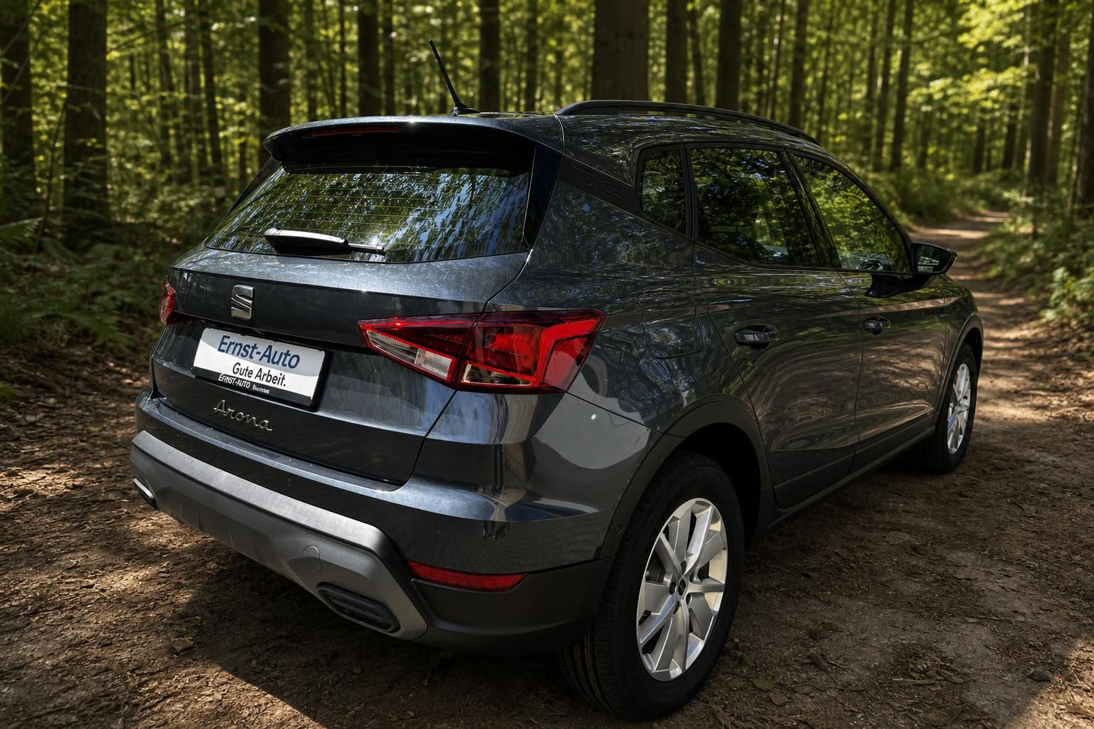 SEAT Arona SUV Heckansicht mit LED-Rücklichtern und Arona-Schriftzug in Waldlandschaft
