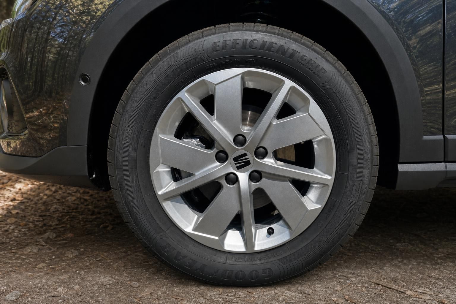 SEAT Fahrzeug Alufelge mit Reifen - Detailaufnahme der hochwertigen Bereifung und Felgen