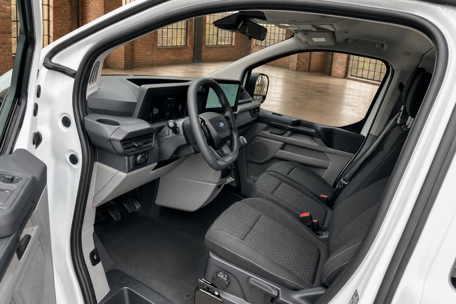 Ford Transit Custom Innenraum Cockpit mit Lenkrad und Sitzen