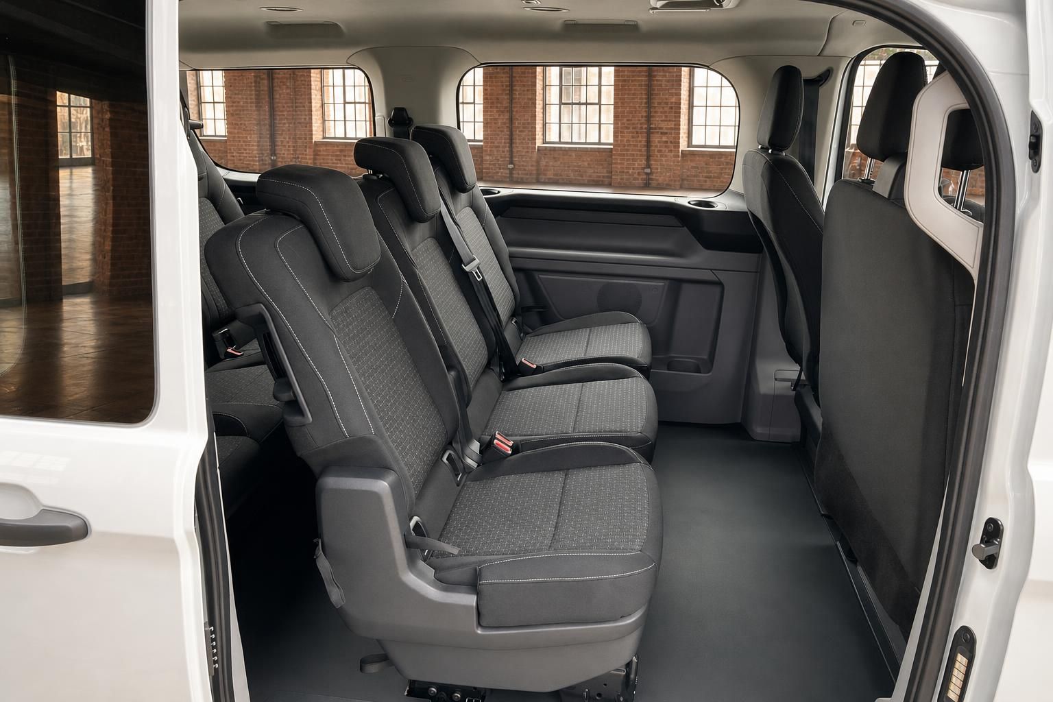 Ford Transit Innenraum mit dritter Sitzreihe und offener Schiebetür