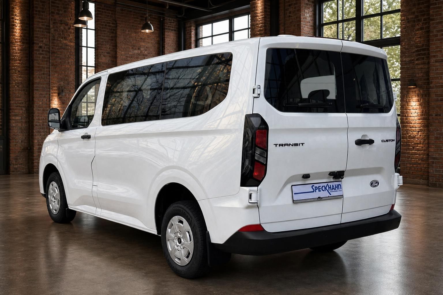 Ford Transit Custom weiß, Heckansicht schräg in Industriehalle