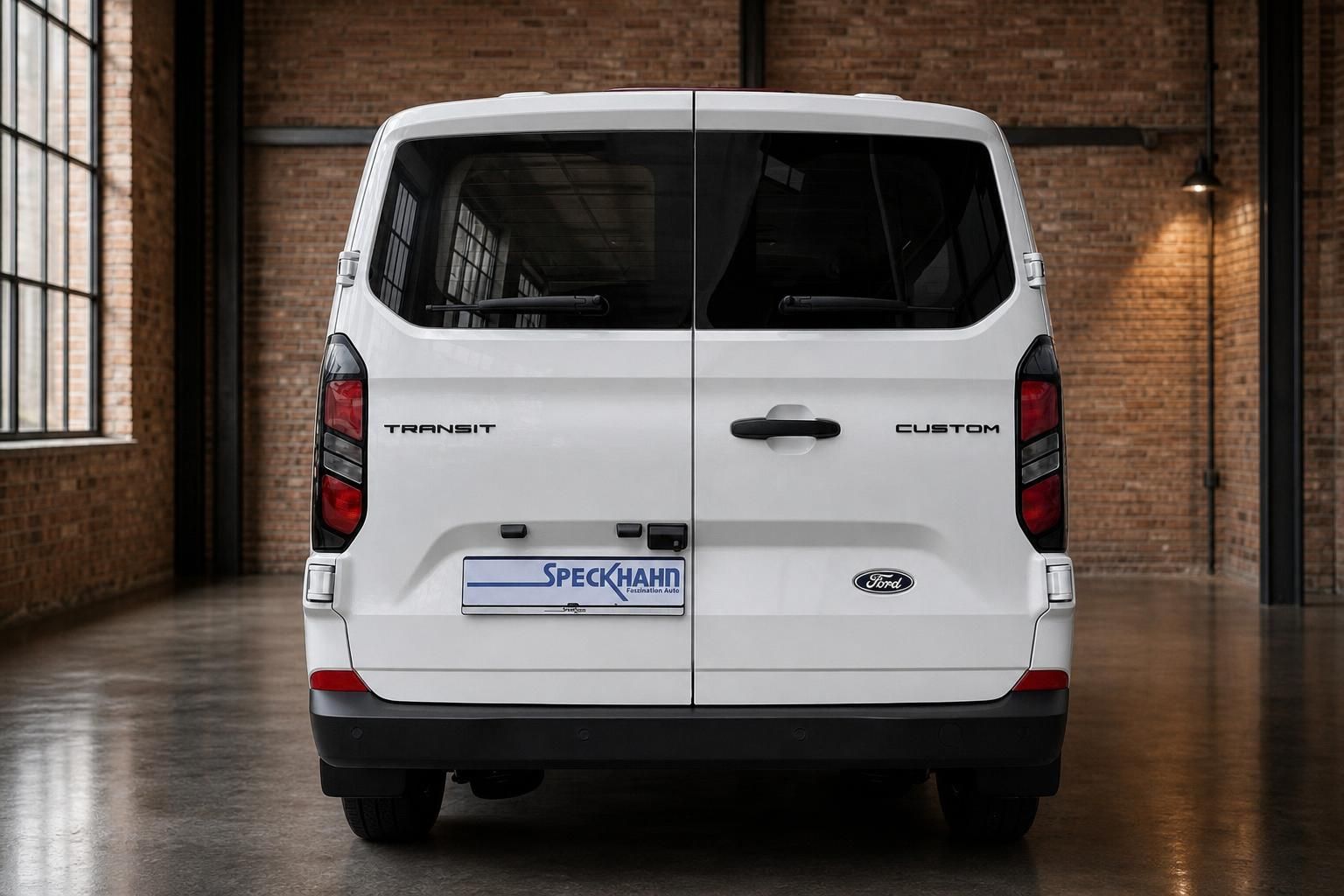 Ford Transit Custom weiß, direkte Heckansicht mit Rücklichtern