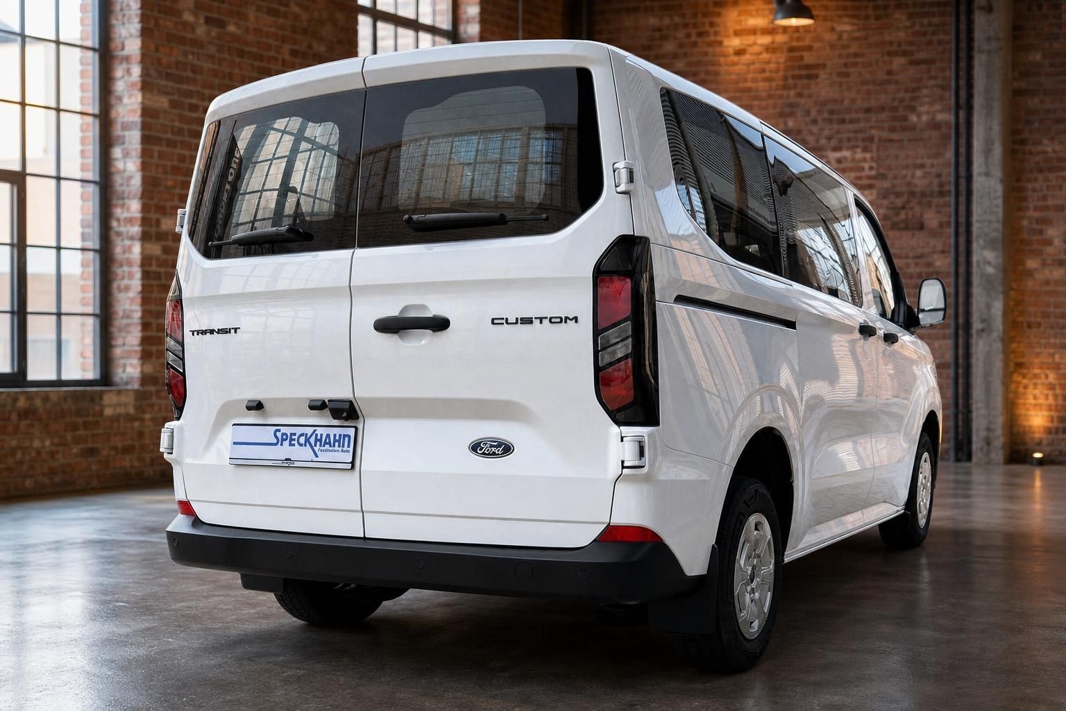 Ford Transit Custom weiß, Heckansicht seitlich mit Rückleuchten