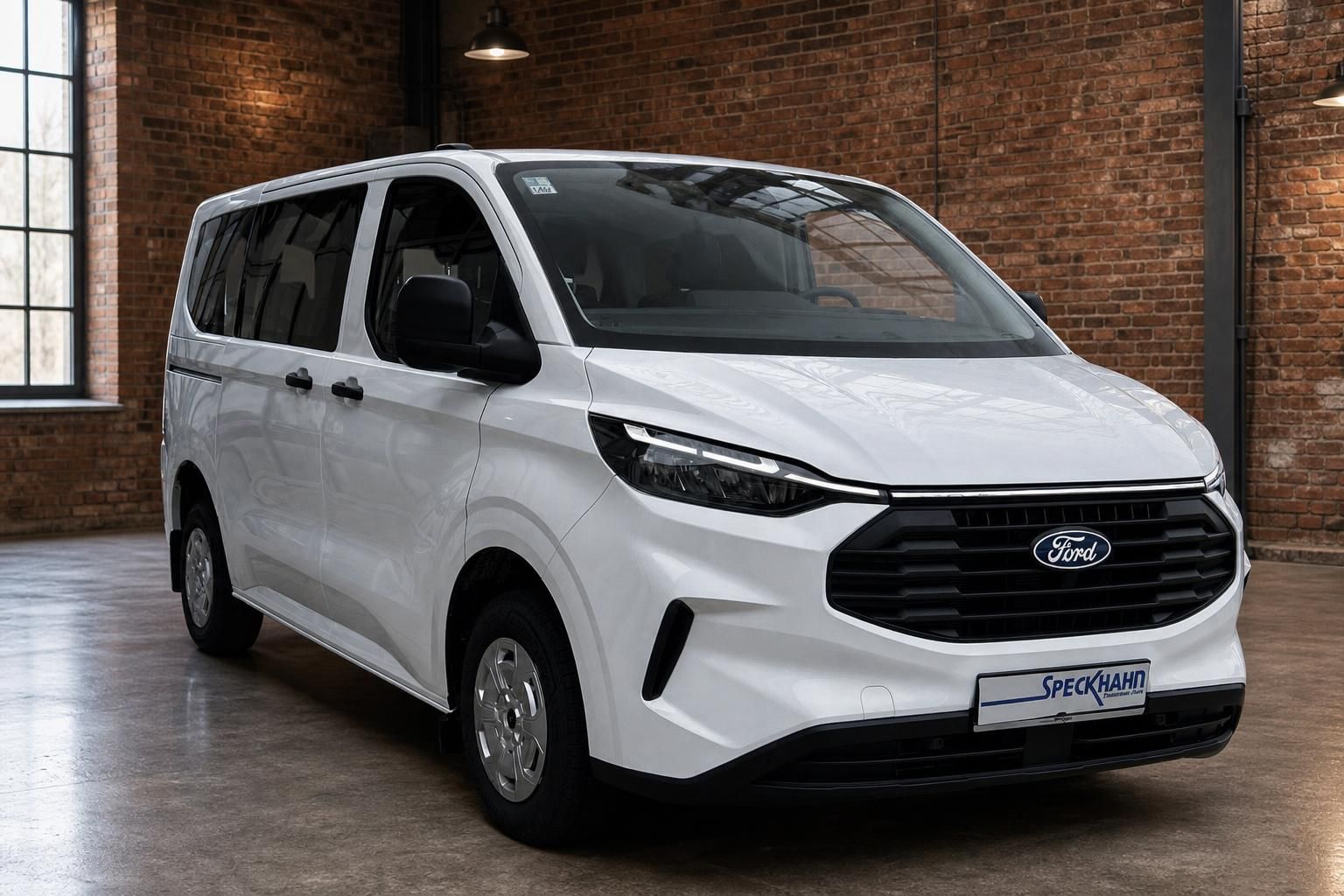 Ford Transit Custom weiß, Frontansicht schräg mit Kühlergrill